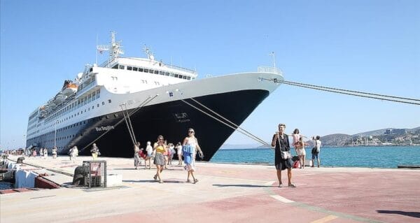 Turistler sezonu başlattı: İlk kruvaziyer Rus turistlerle geldi