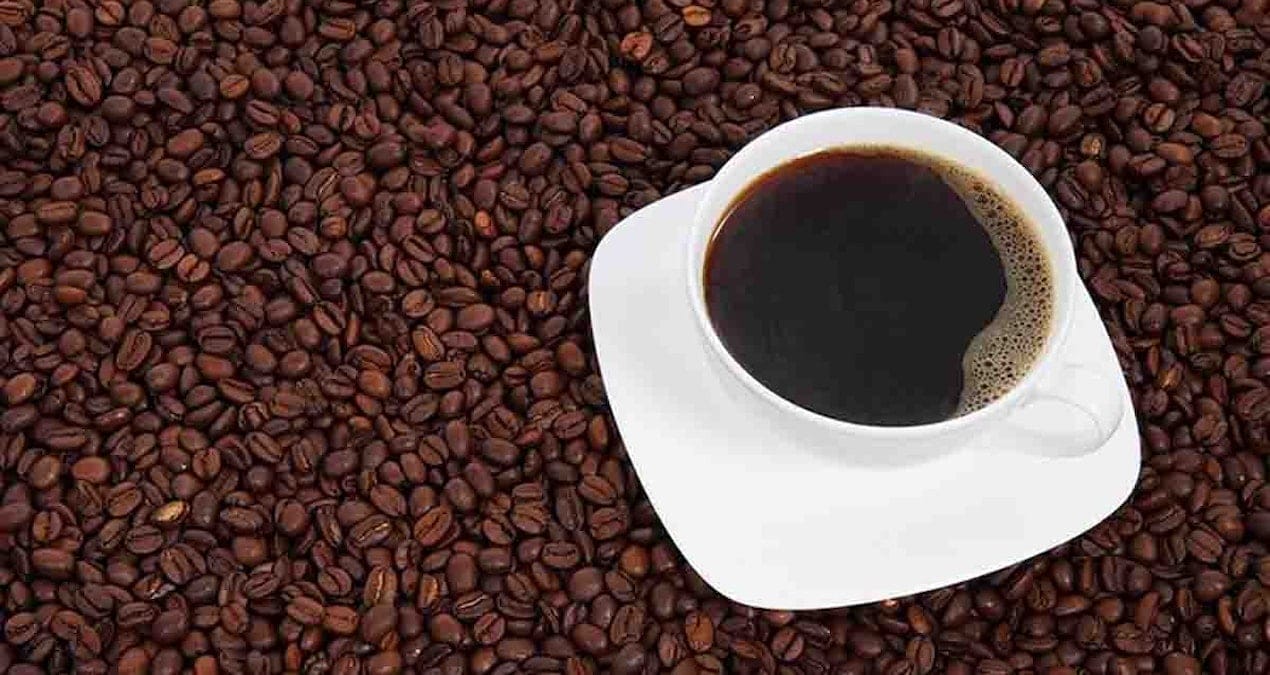 Yeni trend: Sabah kahvesine ekliyorlar, topaklanmaması için dakikalarca karıştırıyorlar! Östrojeni arttırıyor