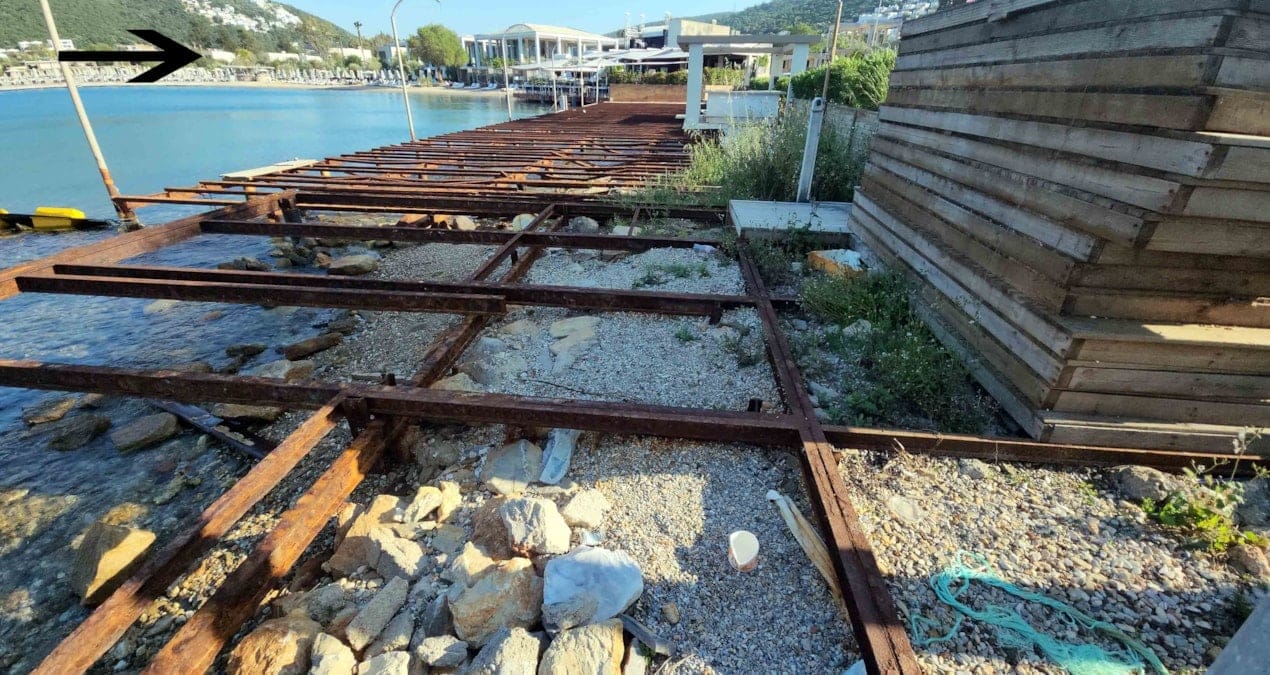 Bakanın otelinin bulunduğu koy iskele mezarlığına oldu