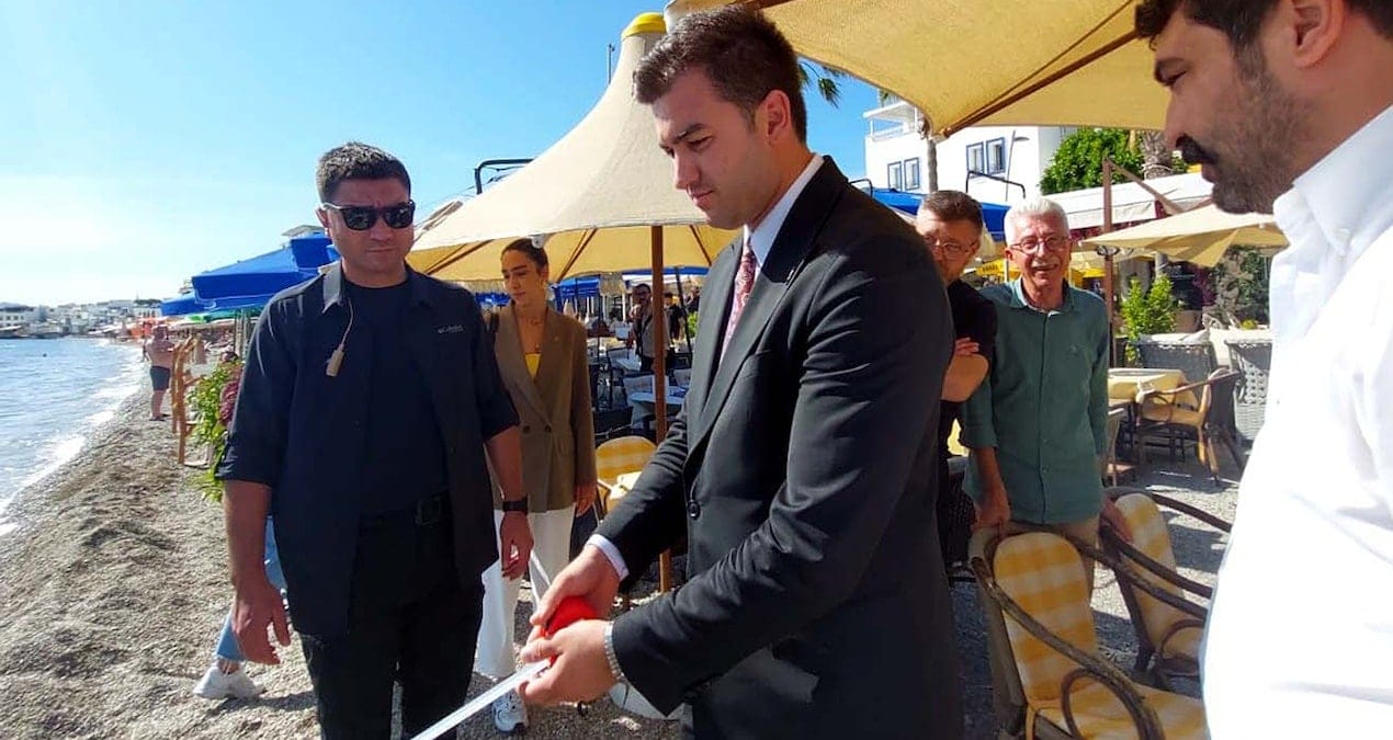Bodrum sahillerinde utandıran görüntüler: Belediye başkanı elinde metreyle işgalleri ölçtü