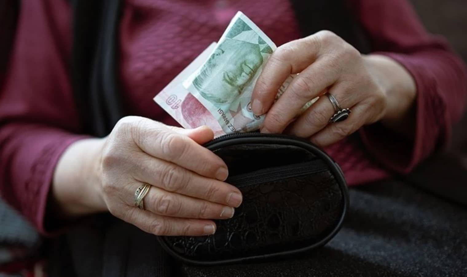 Emekli yine sokağa çıkıyor