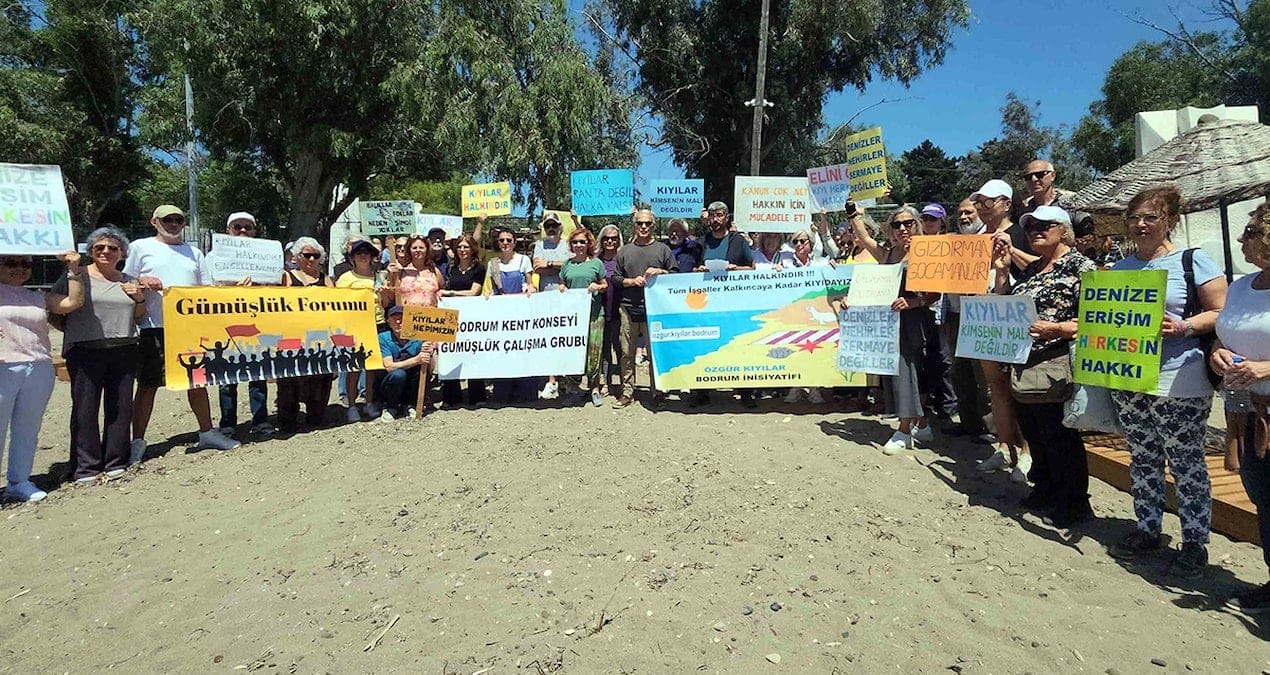 Halk plajında “Sezon başladı işgaller hortladı” eylemi yaptılar