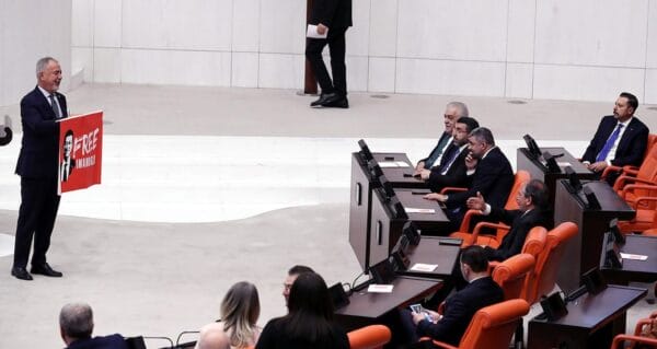 İmamoğlu önerisi AKP ve MHP oylarıyla reddedildi! O pankart Genel Kurul’a damga vurdu