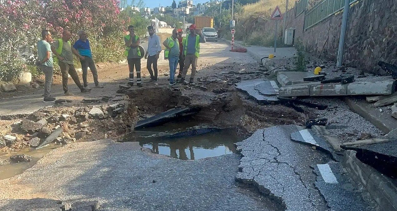 İsale hattı bomba gibi patladı, evler ve araçlar zarar gördü
