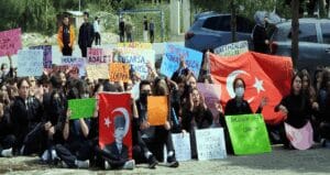 Öğretmenlerini savunan 65 öğrenci disiplinlik oldu
