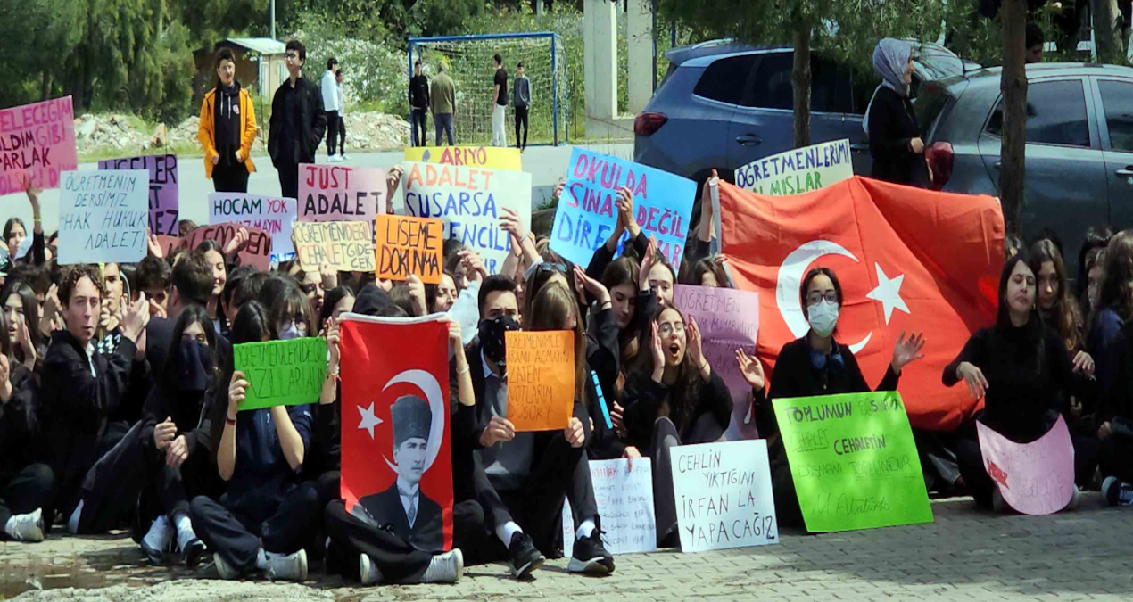 Öğretmenlerini savunan 65 öğrenci disiplinlik oldu
