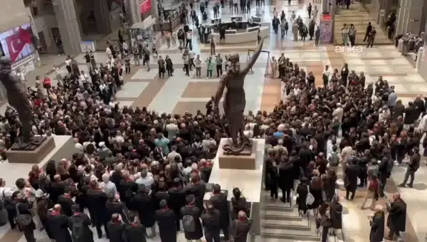 Avukatlar Çağlayan’da İmamoğlu’nun Avukatı İçin Ayakta