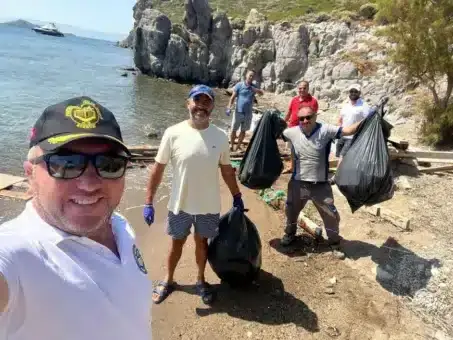 Bodrumlu Yat Kaptanlarından Çatal Ada’da Temizlik Seferberliği