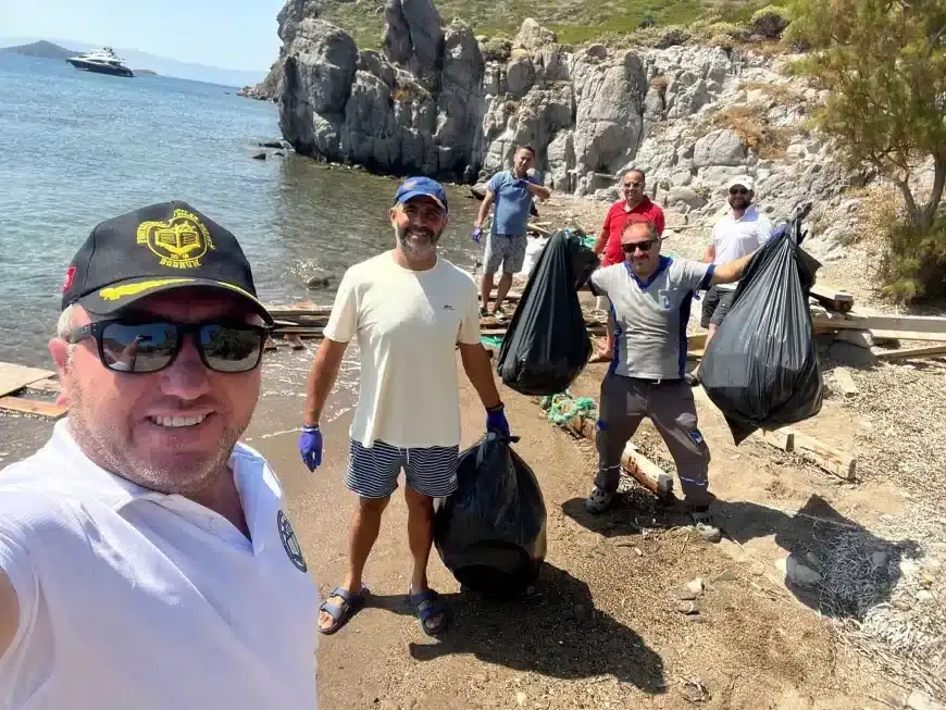 Bodrumlu Yat Kaptanlarından Çatal Ada’da Temizlik Seferberliği