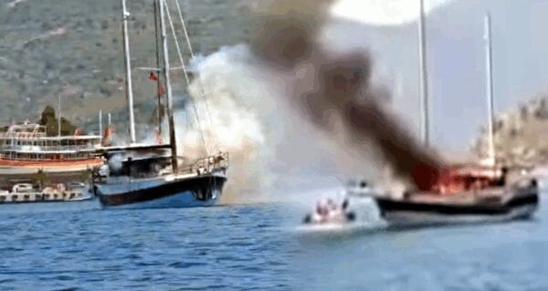Marmaris’ te tur teknesi alev alev yandı