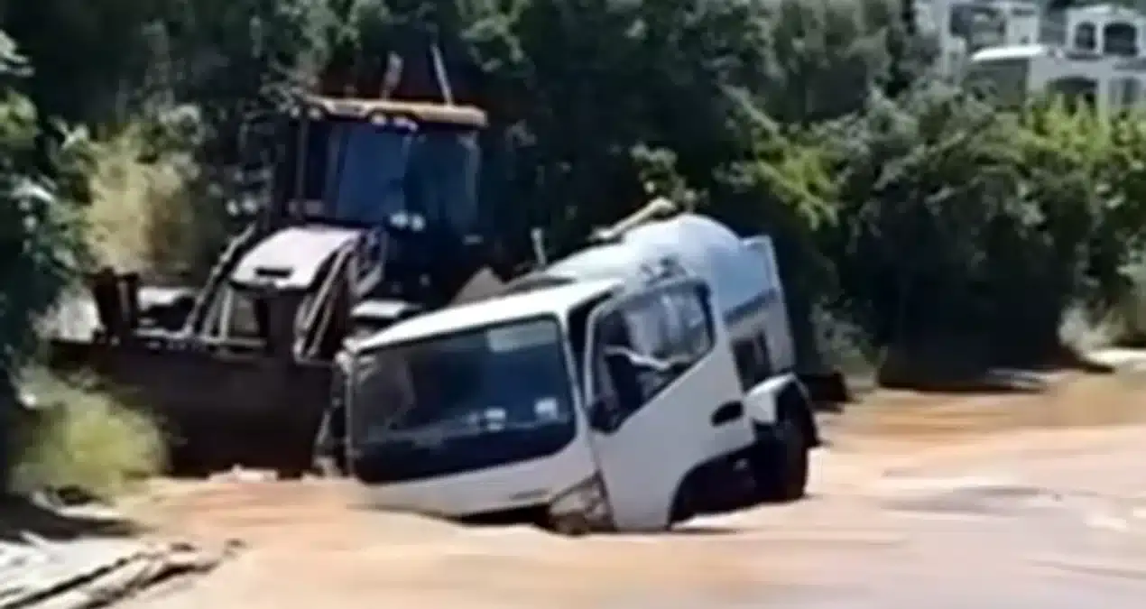 Bitez’de Patlayan Su Hattı Caddeyi Göçertti: Tanker Çukura Düştü
