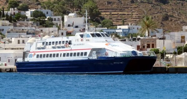 Türk feribotunun Rodos’tan ayrılmasına izin vermediler