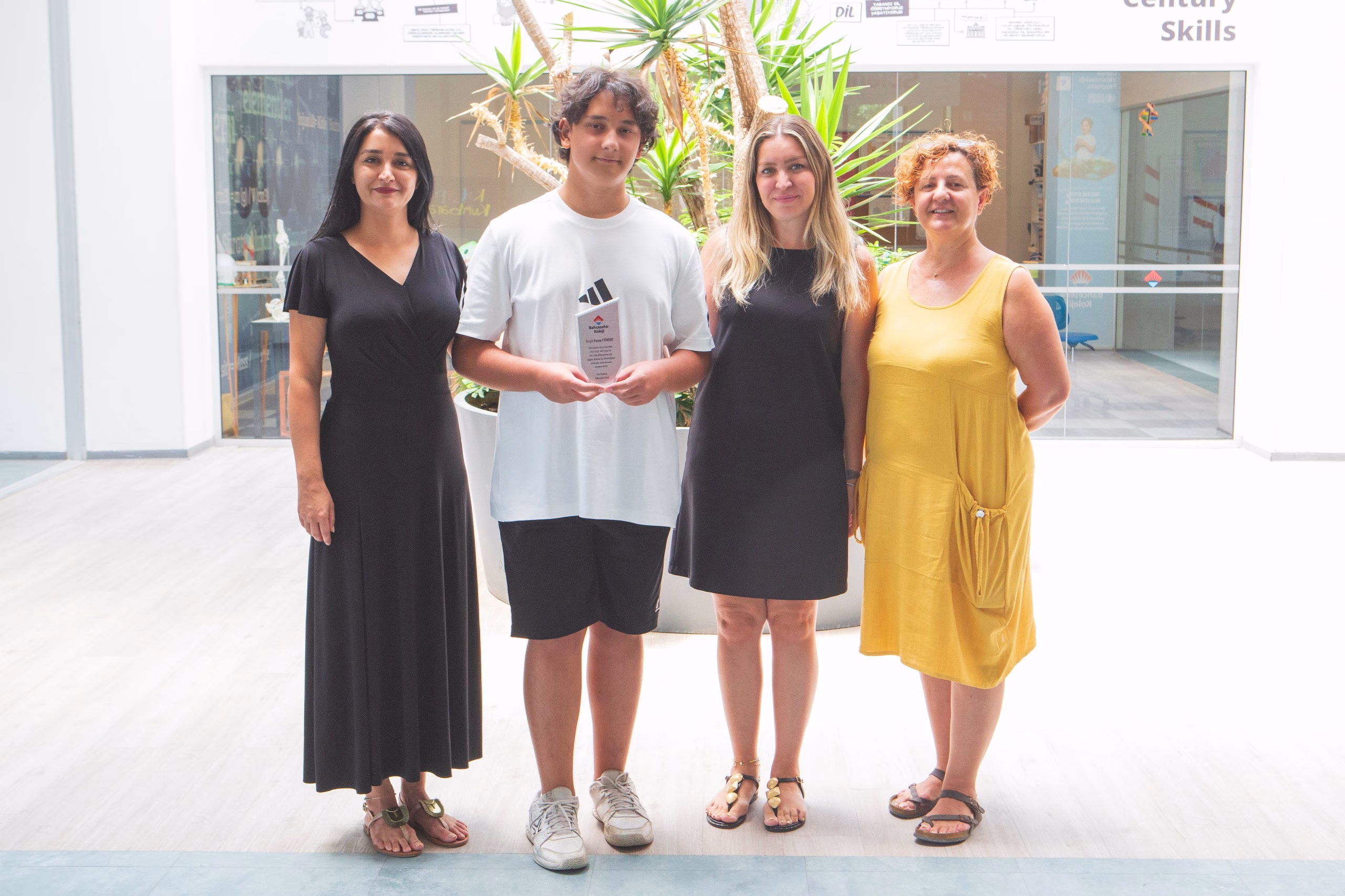 Bahçeşehir Koleji Bodrum Kampüsü öğrencisi Poyraz Cömert, 2025 LGS’de Bodrum 1.si oldu. Başarılı öğrenci, okulda düzenlenen törenle plaketle ödüllendirildi.