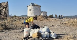 Bodrum’da Tarihi Yel Değirmenleri Gönüllüler Tarafından Temizlendi