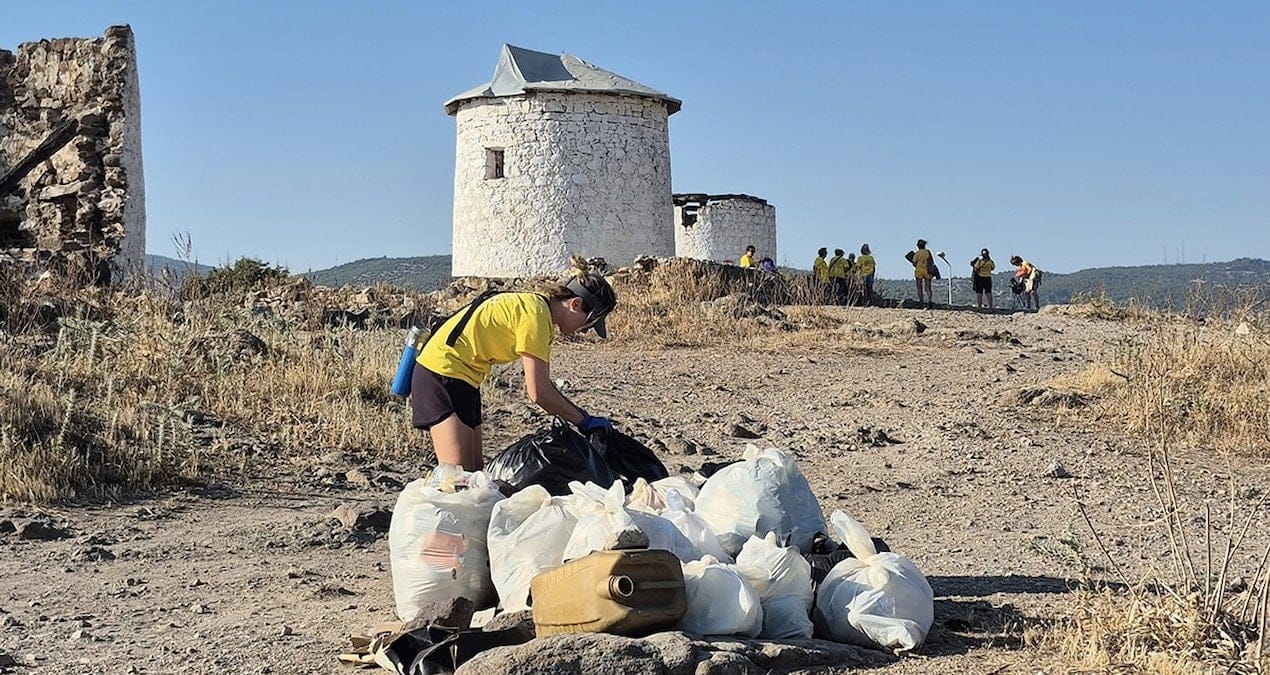 Bodrum’da Tarihi Yel Değirmenleri Gönüllüler Tarafından Temizlendi