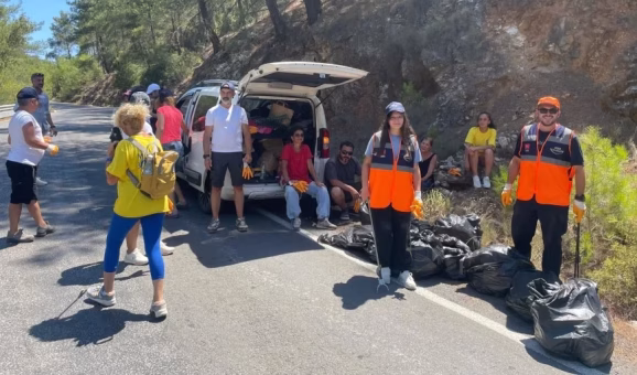 Yalıçiftlik-Etrim Köyü Yolu Gönüllüler Tarafından Temizlendi