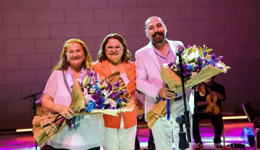 Didim’de Sebahat Akkiraz ve Hüseyin Uğurlu Halk Konserinde On Binleri Buluşturdu Didim’de Sebahat Akkiraz ve Hüseyin Uğurlu Halk Konserinde On Binleri Buluşturdu