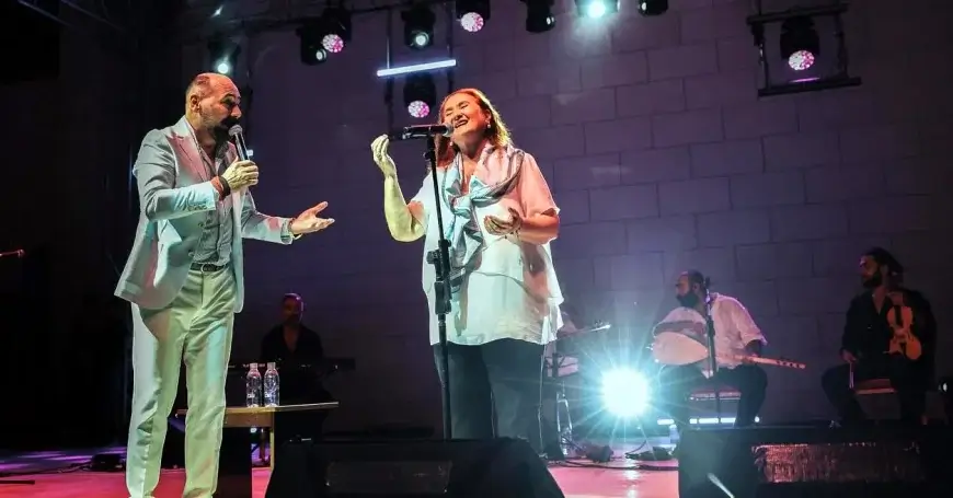 Didim’de Sebahat Akkiraz ve Hüseyin Uğurlu Halk Konserinde On Binleri Buluşturdu Didim’de Sebahat Akkiraz ve Hüseyin Uğurlu Halk Konserinde On Binleri Buluşturdu