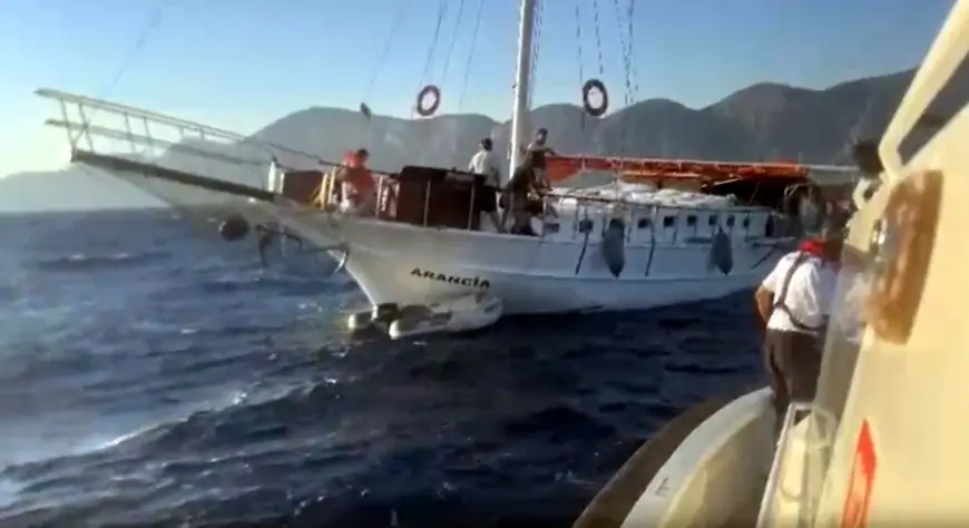 Bodrum’da turistlerin bulunduğu yat fırtınada batma tehlikesi atlattı