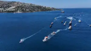 Bodrum koylarında teknelerle Zafer Bayramı korteji coşkusu