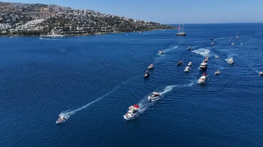 Bodrum koylarında teknelerle Zafer Bayramı korteji coşkusu
