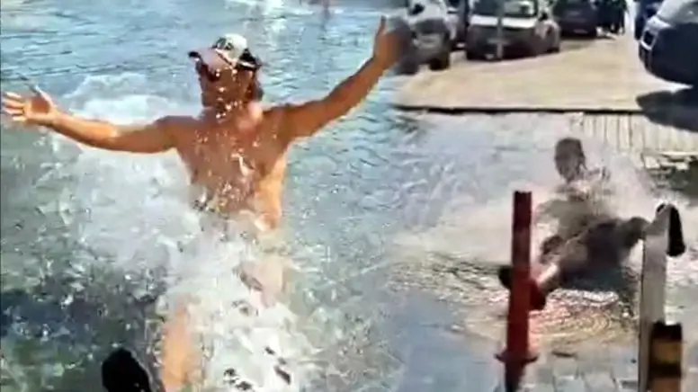 Bodrum’da susuzluk krizi: Vatandaş patlayan isale hattının altında duş aldı