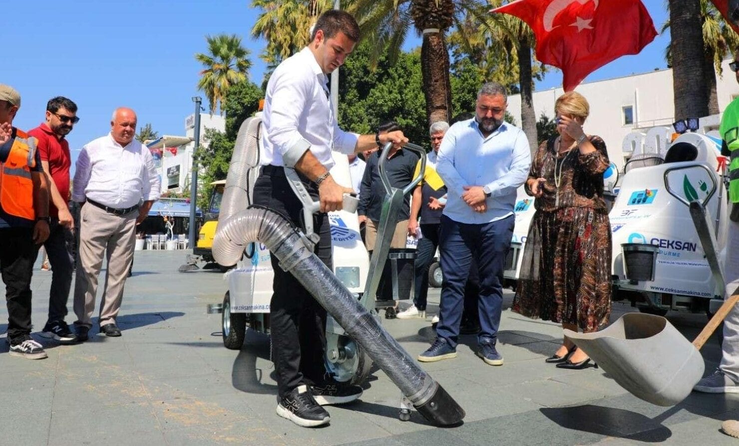 Bodrum Belediyesi’nden Çevreci Adım: Elektrikli Yol Süpürme Araçları Hizmete Girdi