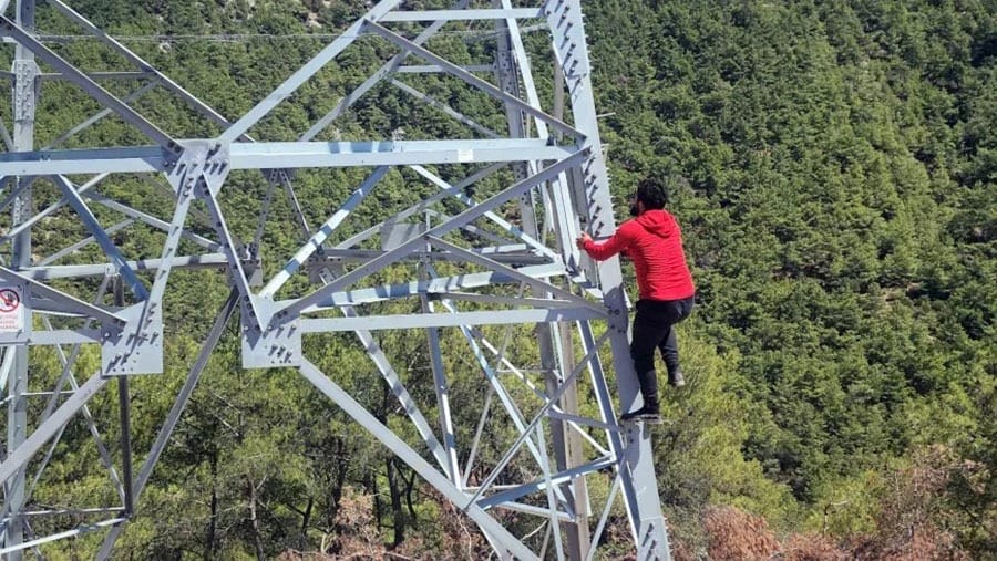 Bodrum’da Yüksek Gerilim Direğinde Alacak Eylemi: İşçiler Paramızı Alana Kadar İnmeyeceğiz Dedi