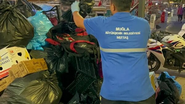 Büyükşehir Belediyesi Bodrum’da Çöp Rezaleti: Turistler Şaşkın