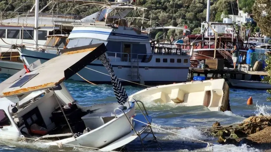 Bodrum’da Şiddetli Fırtına: Kayıklar Battı, Seferler İptal Edildi