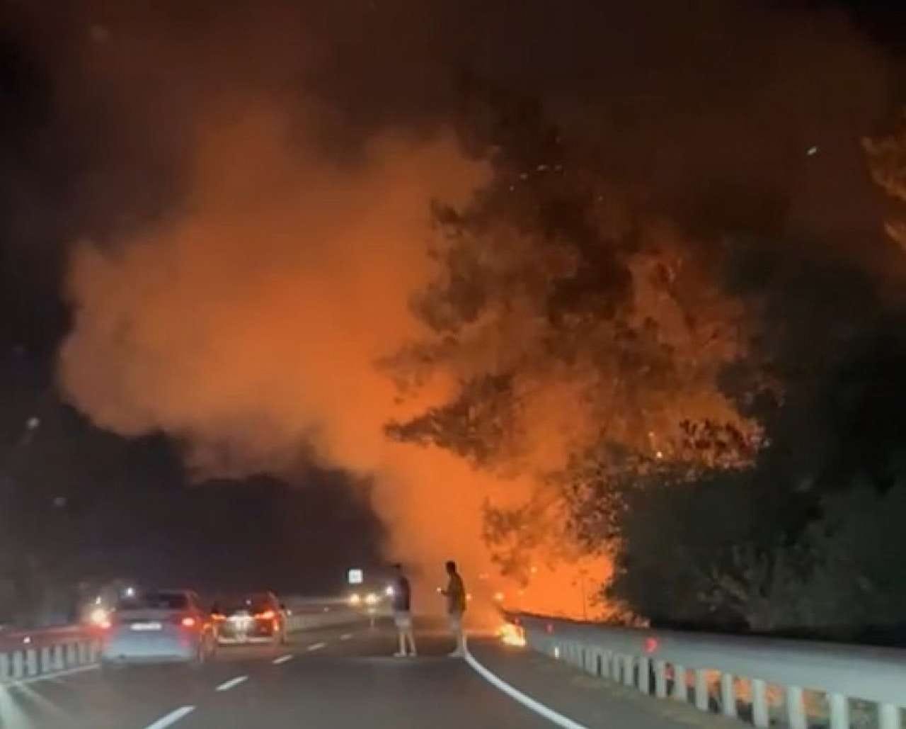 Akyaka’da gece çıkan yangın korkuttu