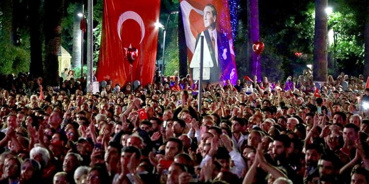 Bodrum’da Cumhuriyet’in 102. Yılı Coşkusu Fettah Can Konseriyle Taçlanıyor