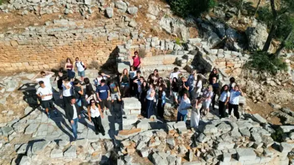Erasmus Kapsamında Çek ve İspanyol Öğrenciler Pedasa Antik Kenti’ni Gezdi