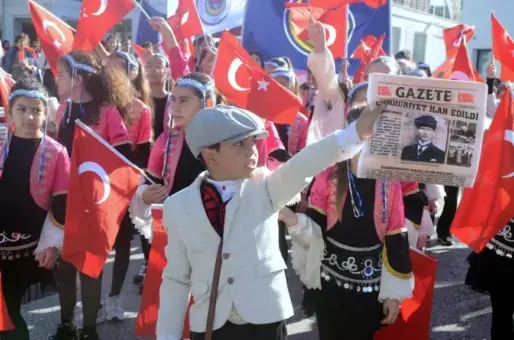 Bodrum’da Cumhuriyet yürüyüşü korteji coşkusu: “Cumhuriyet’in ilanını yazıyor”