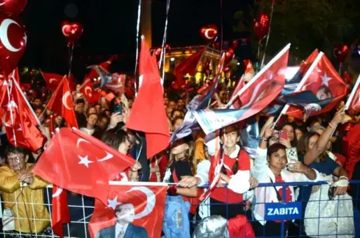 Bodrum’da binlerce kişi fener alayında buluştu: Meydan kırmızı beyaz oldu