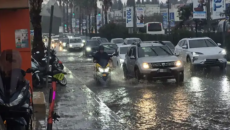 Bodrum’da Sağanak Yağış Cadde Ve Sokakları Sular Altında Bıraktı