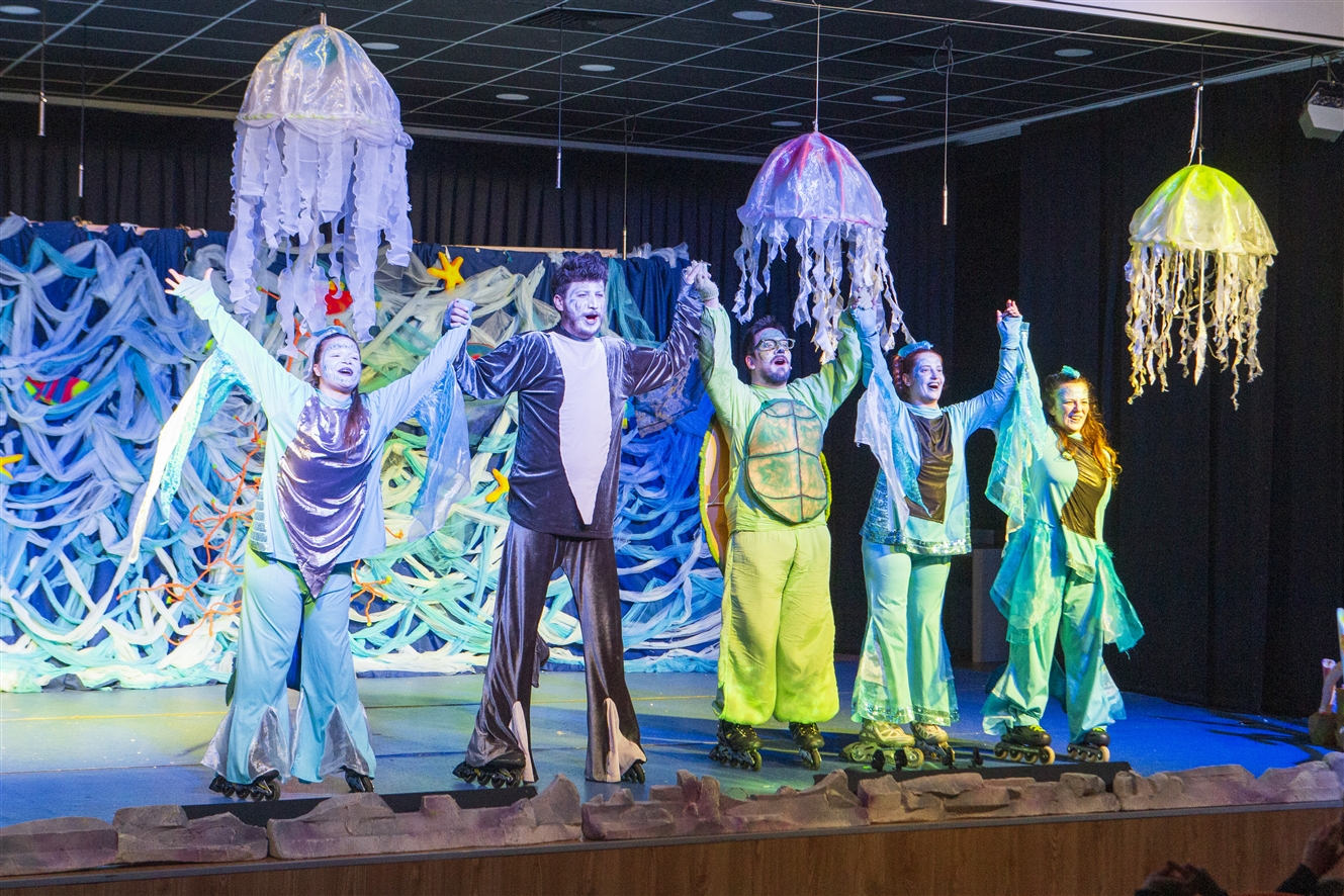 Bahçeşehir Koleji Bodrum Kampüsü’nde Tiyatro Etkinliği: “Gluk Gluk Şarkıcı Yunus Tako”