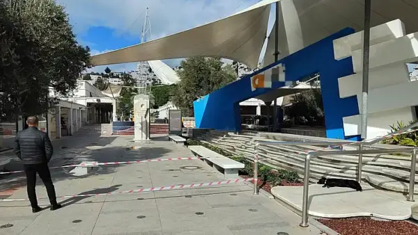 Bodrum’da Gümbet Kavşağı’ndaki AVM’de Branda Direkleri Sallandı, Kısmi Tahliye Yapıldı