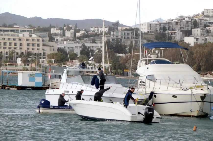 Gümbet’te Fırtına: 12 Tekne Karaya Sürüklendi, Bazıları Battı