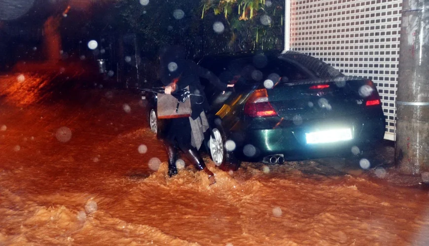 Turistik İlçeler Sular Altında: Bodrum Ve Kuşadası’nda Sağanak Hayatı Felç Etti