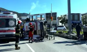 Bodrum’da Hasta Taşıyan Ambulans Devrildi: Hasta Araçta Sıkıştı