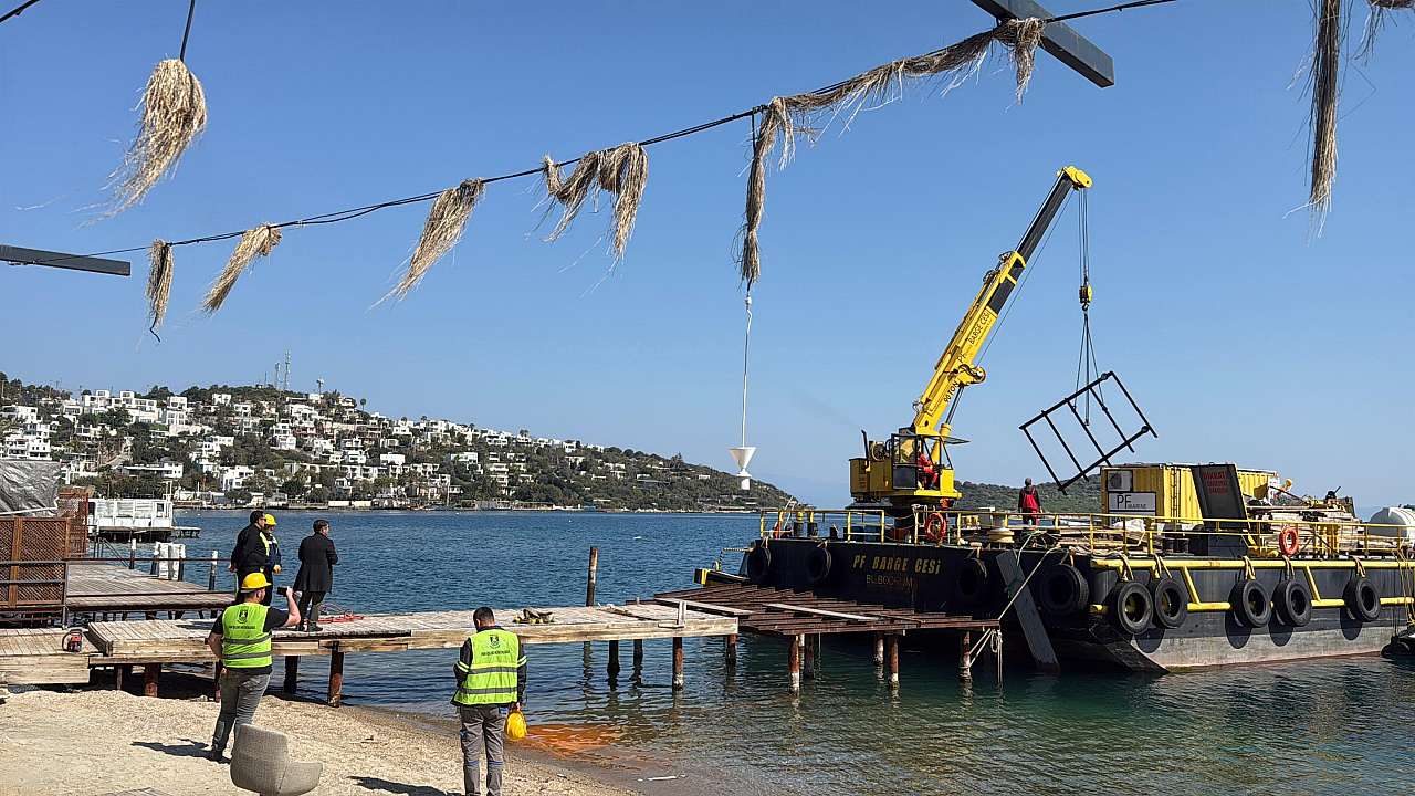 Türkbükü’nde Kaçak İskele Ve Yapılara Yıkım Başladı