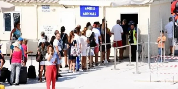 Biyometrik Sistem Rodos’ta Kuyruk Yaptı: Bekleyiş 2 Saate Çıktı