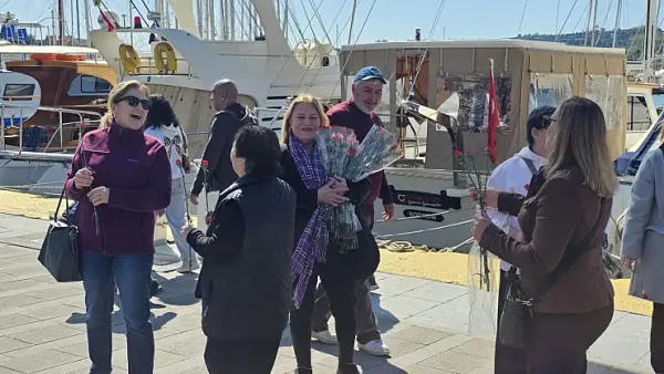 MHP Bodrum İlçe Teşkilatı’ndan 8 Mart’ta Kadınlara Çiçek
