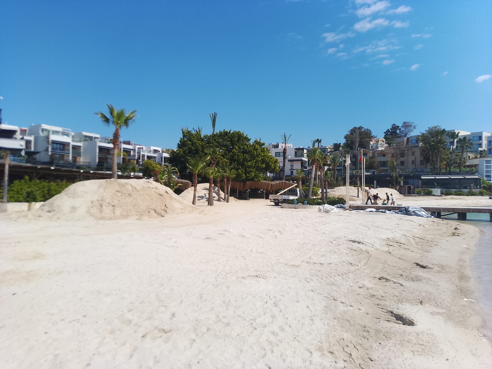 Bodrum Gökçebel’de Kıyı İhlali İddiası: Kum Dökümü Ve Kaçak İskele Tartışması