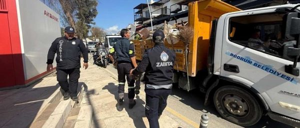 Bodrum Belediyesi Gümbet’te Kaldırım İşgallerine Müdahale Etti