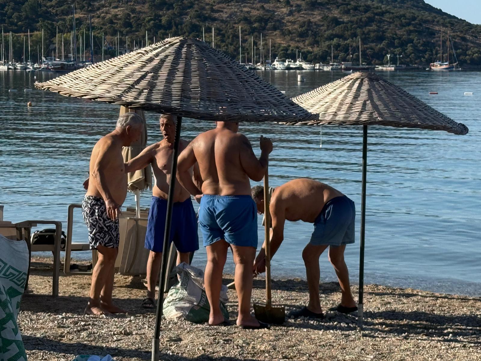 Bitez’de 80’lik Delikanlılardan Örnek Davranış: Halk Plajını Tırmıkla Temizlediler