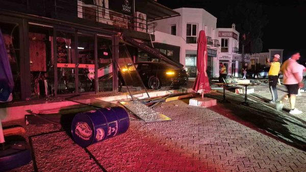 Bitez Kavşağı’nda lüks otomobil börekçiye girdi: 2 yaralı