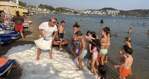 Bodrum’da sıcaktan bunalan çocuklar için sahile 2 ton buz döktü