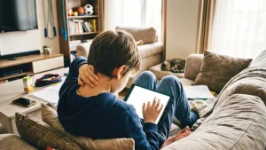 Ekran başında büyüyen çocuklarda “boyun” alarmı: Telefon ve tablet kullanımı erken yaşta ağrıları artırıyor